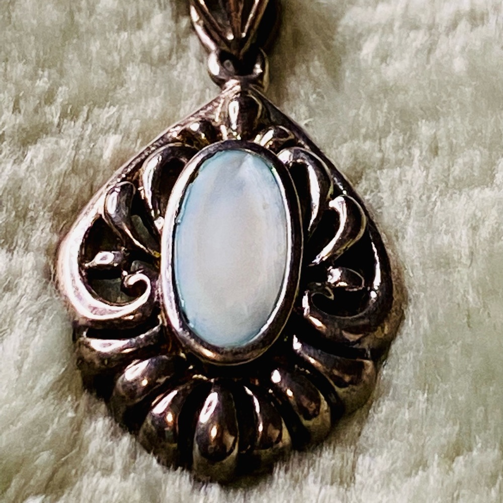 Vintage 3 piece Necklace/Earring Set with Pearlescent center stone - Picture 2 of 12
